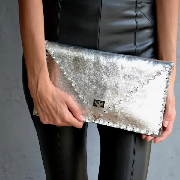 ANA Koutsi Clutch klein silber