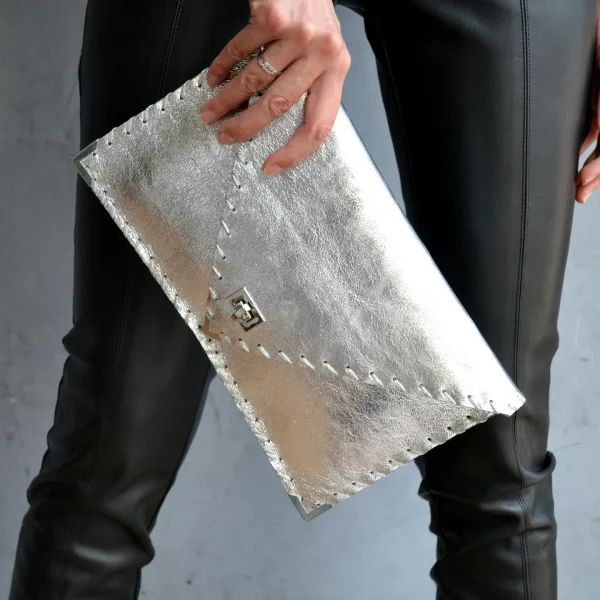 ANA Koutsi Clutch klein silber – Bild 5