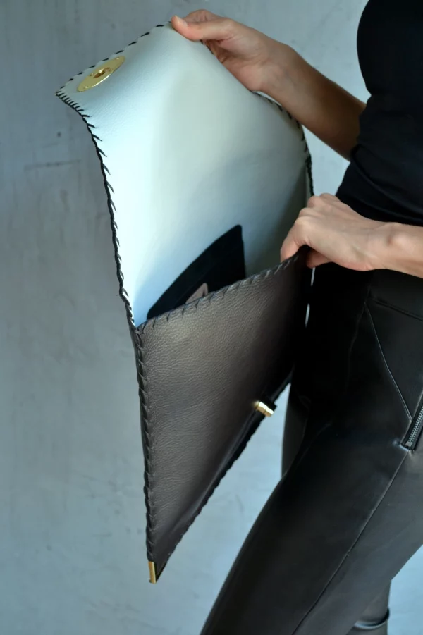 ANA Koutsi Clutch klein schwarz – Bild 3