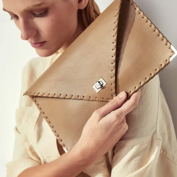 ANA Koutsi Clutch klein sandbeige – Bild 2