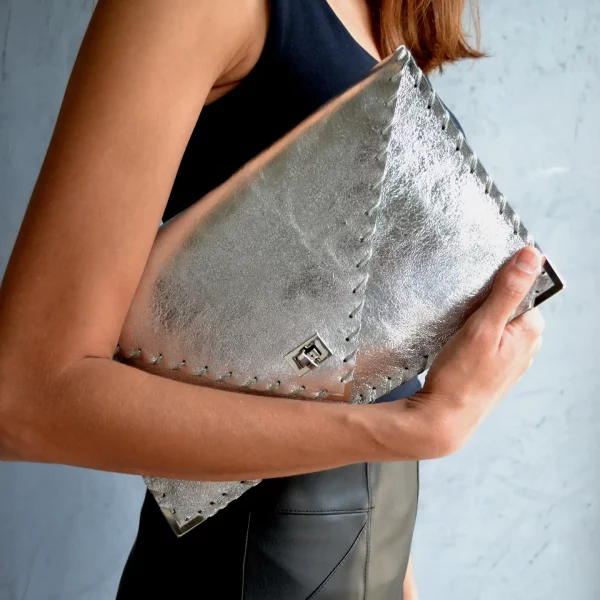 ANA Koutsi Clutch klein silber – Bild 2