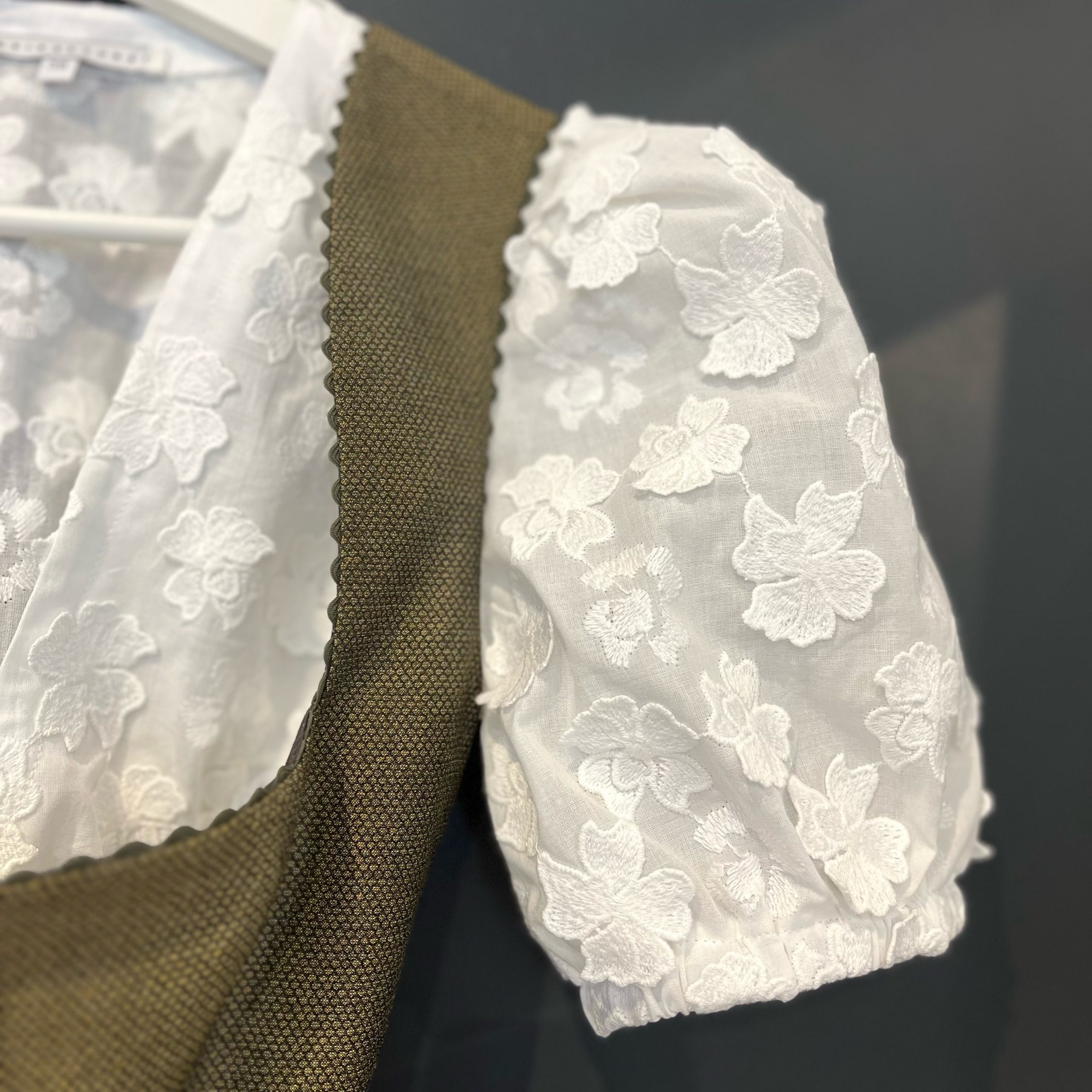 Dirndlbluse BELLA – Bild 2