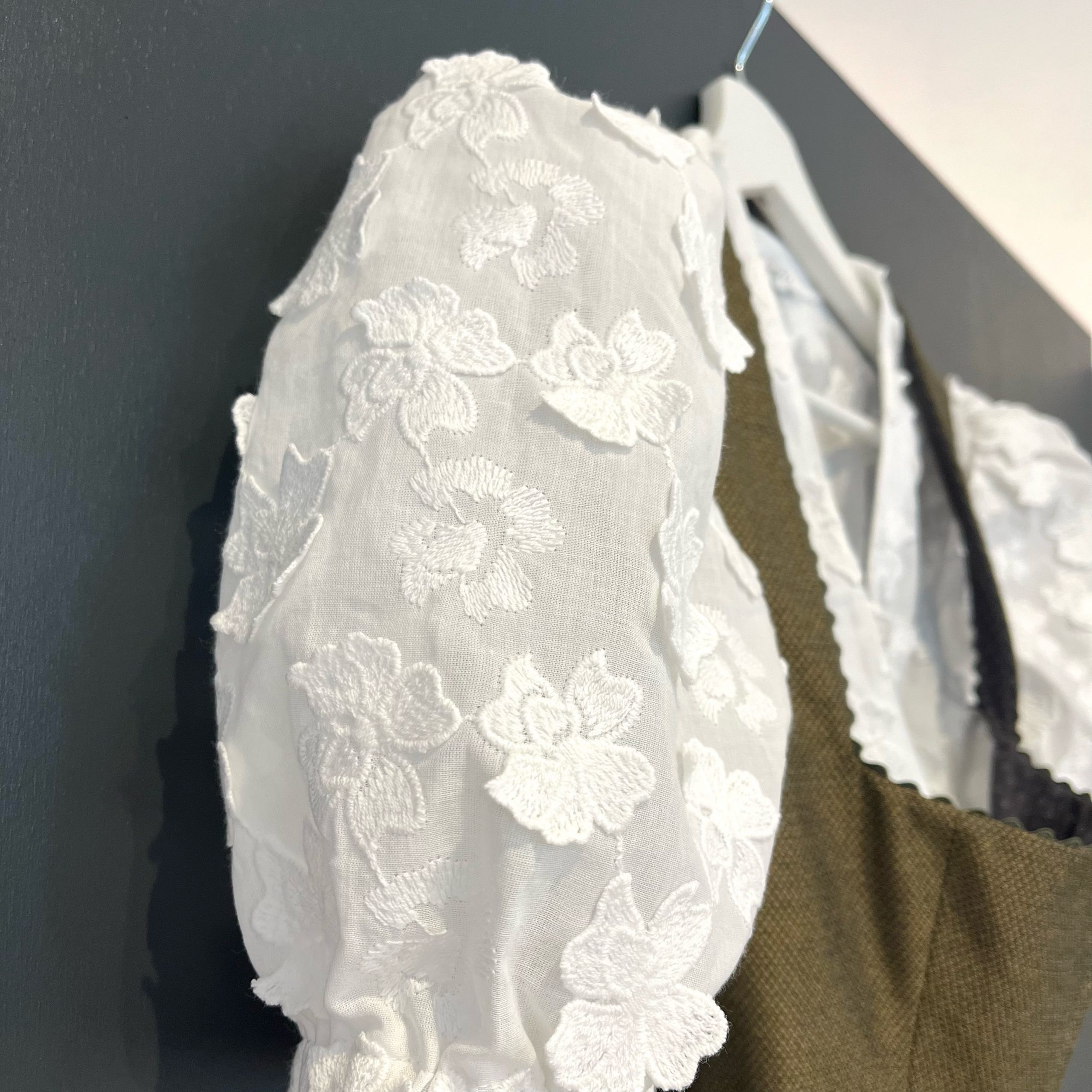 Dirndlbluse BELLA – Bild 3