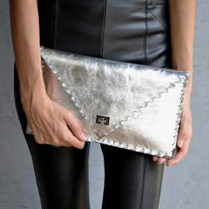 ANA Koutsi Clutch klein silber